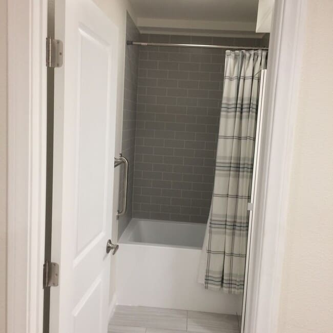 Building Photo - Updated centrally located 2 bedroom 1 bath