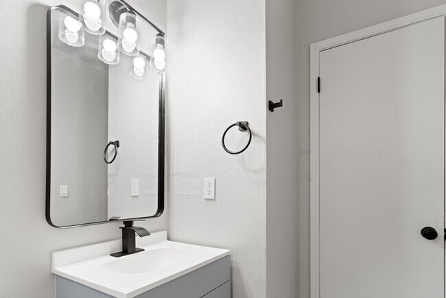 Building Photo - 1304 Pinewood Ct