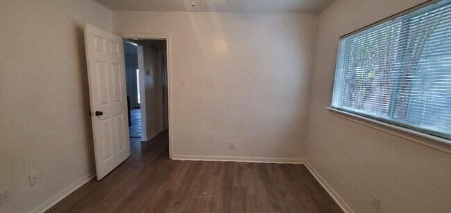 Building Photo - 1810 Oakwell Ln