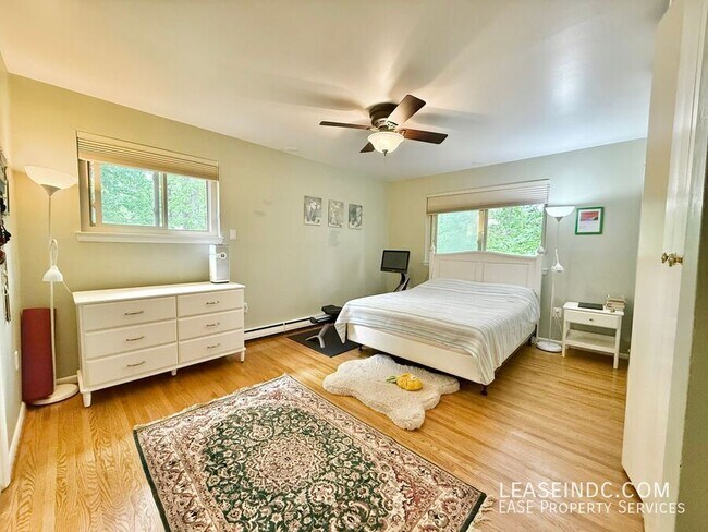 Building Photo - 6424 Hollins Dr