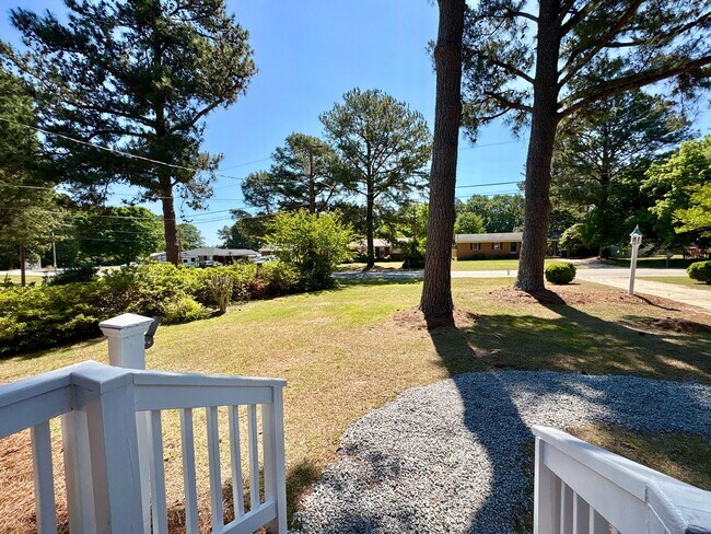 Building Photo - Adorable 2 Bedroom Home in the Heart of Nashville!