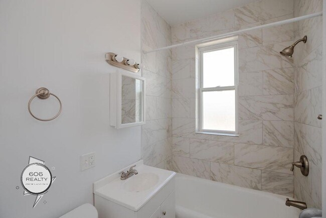 Building Photo - Rehabbed Units in Cicero!