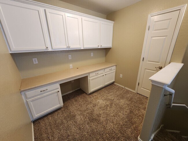 Building Photo - Spacious 3 Bedroom/2.5 Bath Home