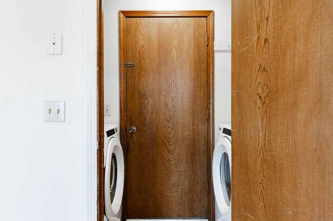 Building Photo - Beautifully updated 3-bedroom, 2-bathroom home