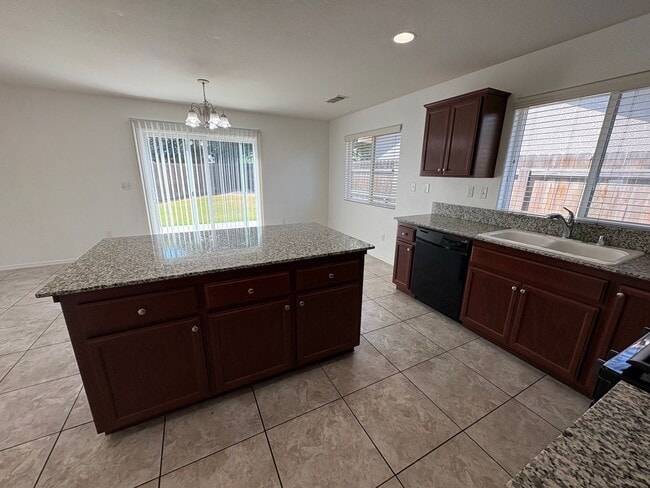 Building Photo - Tulare home move-in ready!
