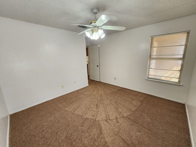 Building Photo - Charming 2 bedroom Duplex in Burleson