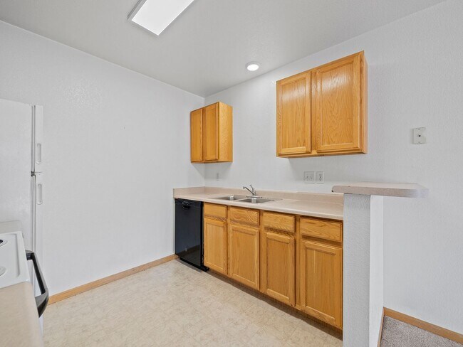 Building Photo - Well Maintained 2-Bed, 2-Bath Condo in Prime Location Near CSU!