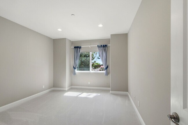 Building Photo - Stunning 5-Bedroom Sunnyvale Home