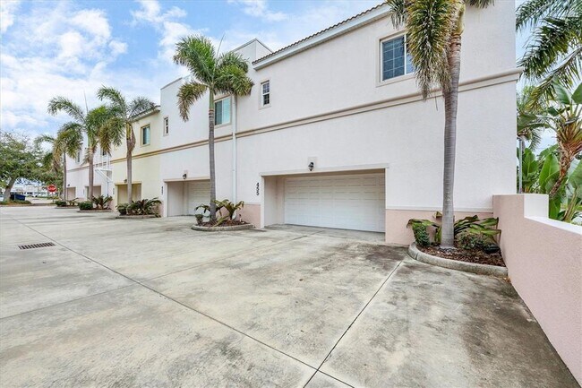 Building Photo - 455 Nokomis Ave S