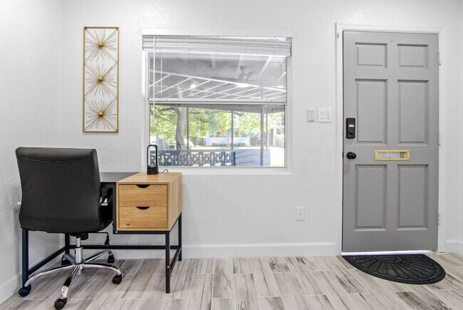 Building Photo - 1422 Dauphin Ln