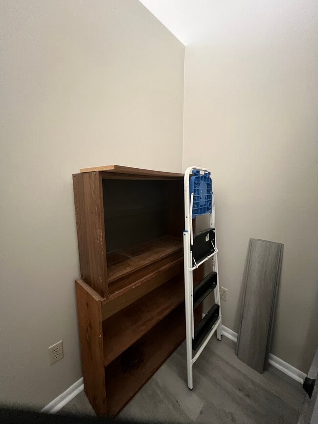CONDO ENTRYWAY STORAGE OR OFFICE - 333 Julia St