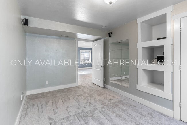 Building Photo - 1595 S 50 W