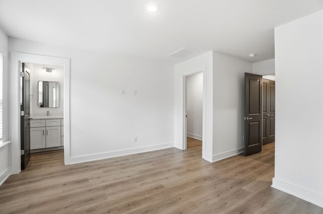 Building Photo - New Construction Townhome Minutes from Uptown