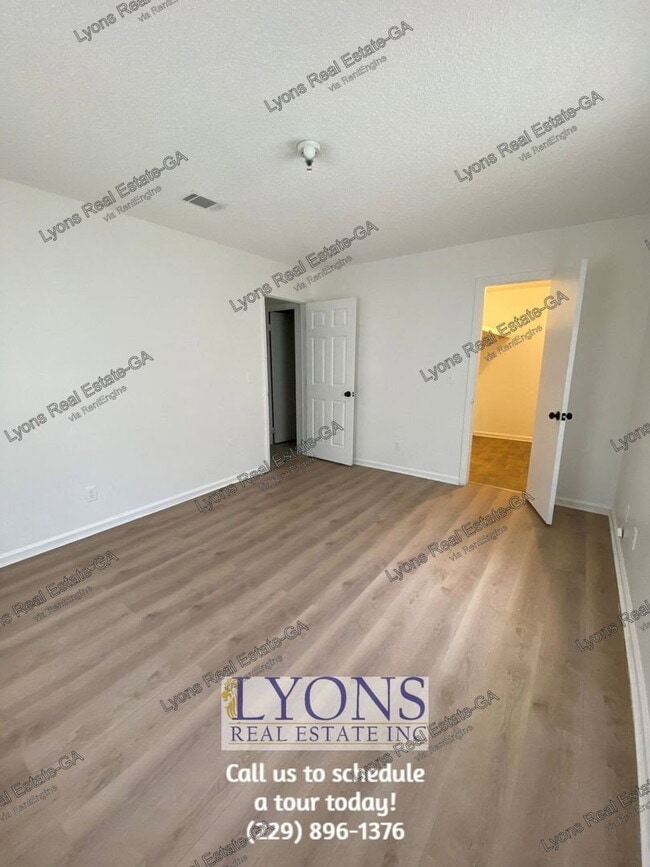 Building Photo - 1028 S Gordon Ave