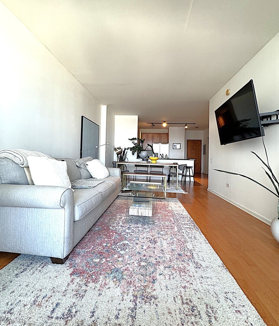 Building Photo - 210 S Desplaines St