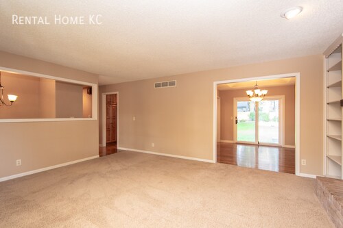 Building Photo - Beautifully updated split level with Finis...