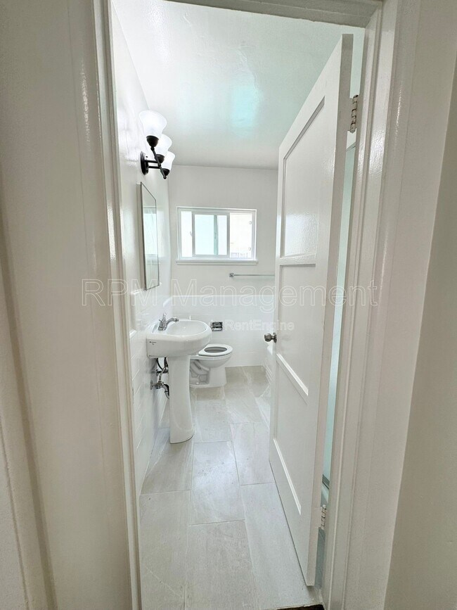 Building Photo - 905 N Sweetzer Ave