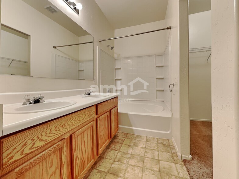 Building Photo - 2142 E Friesian Dr