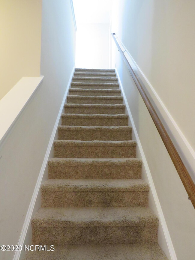 Building Photo - 425 Palisades Dr