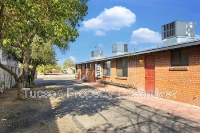 Building Photo - 1644 N Beverly Ave