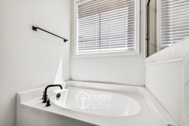 Building Photo - Comfort & Convenience in a Prime Location