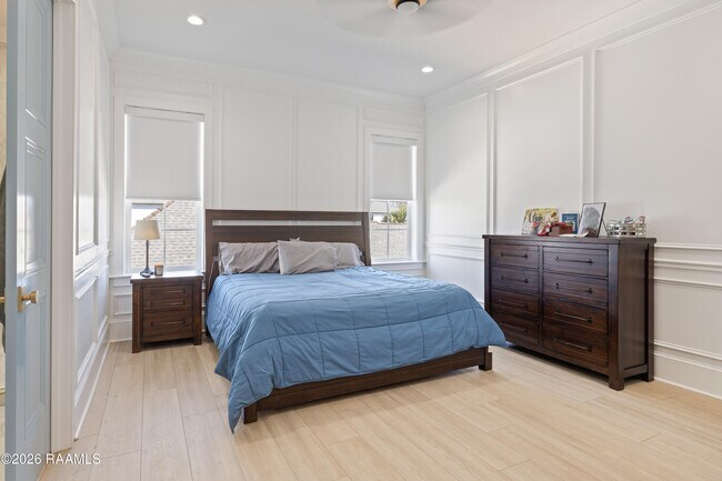 Building Photo - 1013 Camellia Blvd