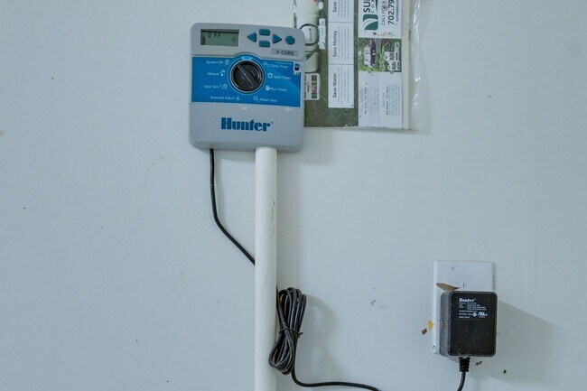 Building Photo - NW!! Solar!!  Gated!!  Bed and bath downst...