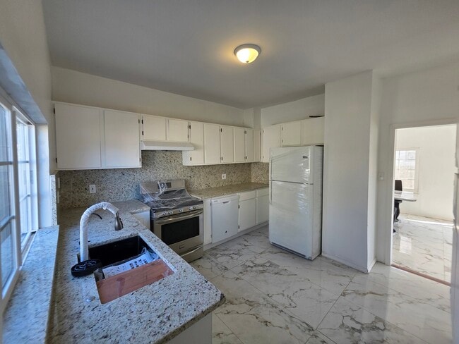 Building Photo - 122 Hawley St