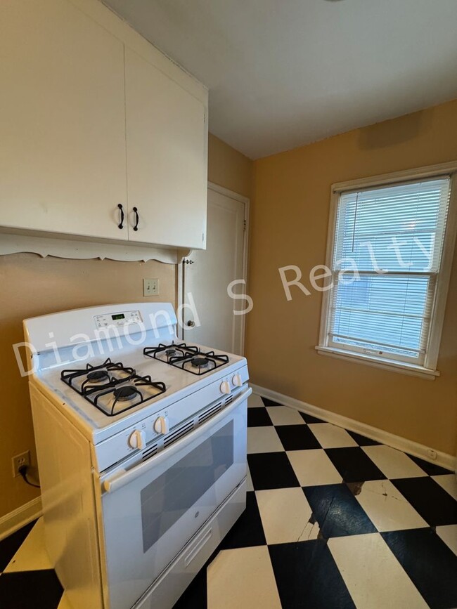 Building Photo - Cute and Clean 2 Bedroom Home Close to Mercy!