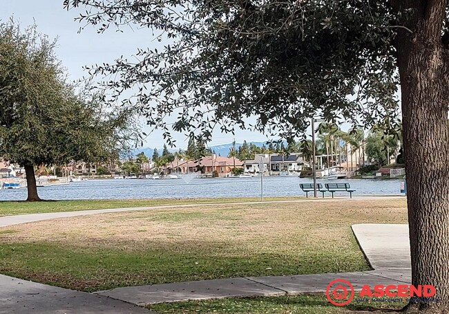 Building Photo - Spacious 5 Bed / 2 Bath Home Near Riverlakes Golf Course!