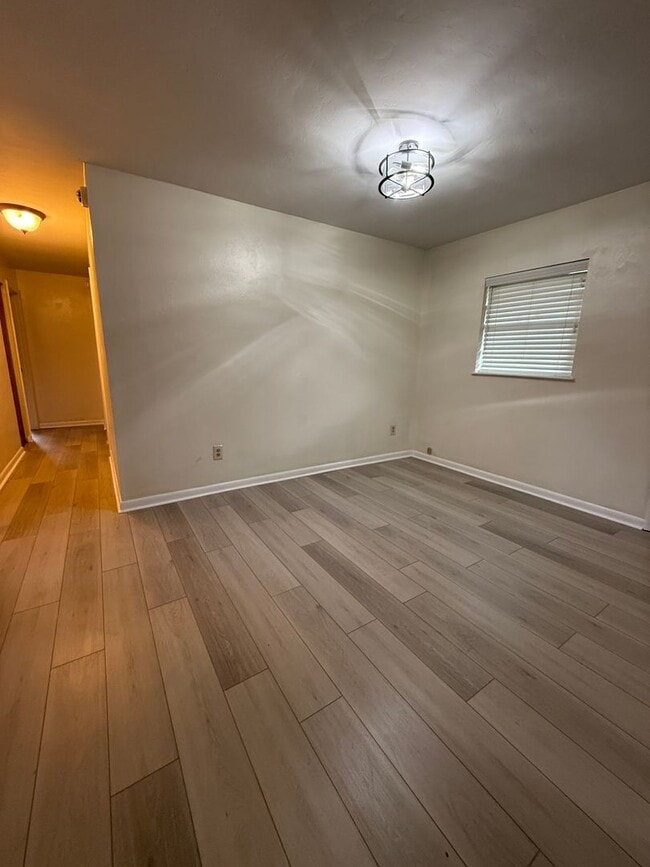 Building Photo - Completely Renovated!