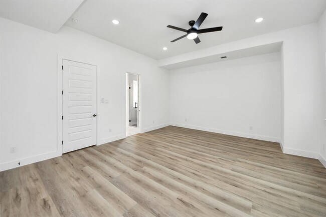 Building Photo - 8311 Venus St
