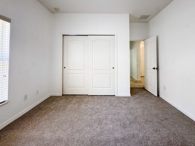 Building Photo - Pines at Lake Saunders 3 bedroom 2 bath home with double car garage