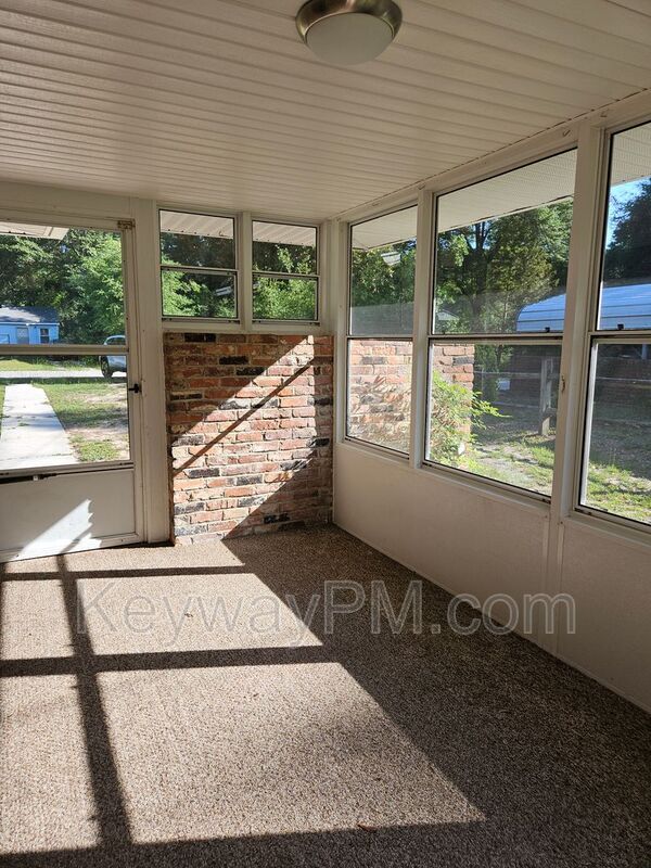 Building Photo - 13 Erskine Ln