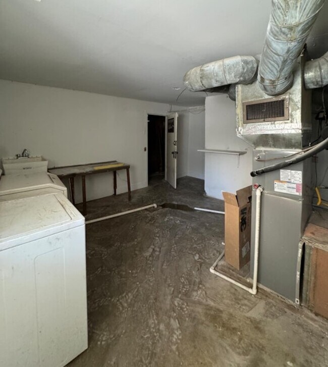 Building Photo - 2243 Quebec Rd