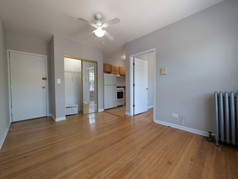 Building Photo - 928 W Dakin St