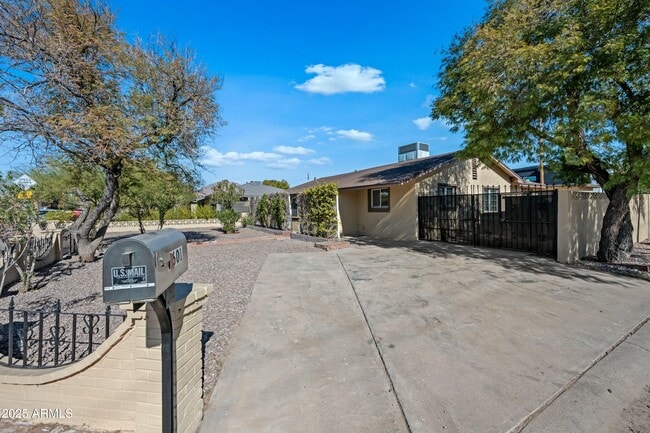 Primary Photo - 2601 N 51st St