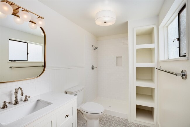 Building Photo - 982 E Briarwood Cir S