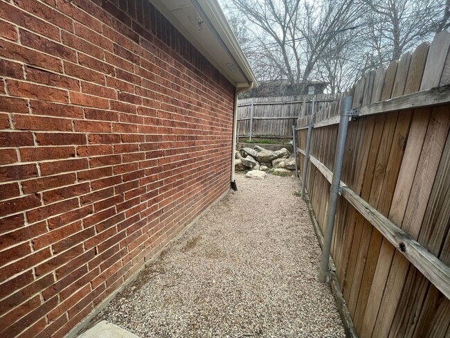 Building Photo - ~INVITING 3/2.5 Townhome Includes Granite in Kitchen & All Kitchen Appliances ((Brand New Vinyl F...