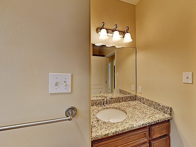 Building Photo - No Application Fee* $500 off first months ...
