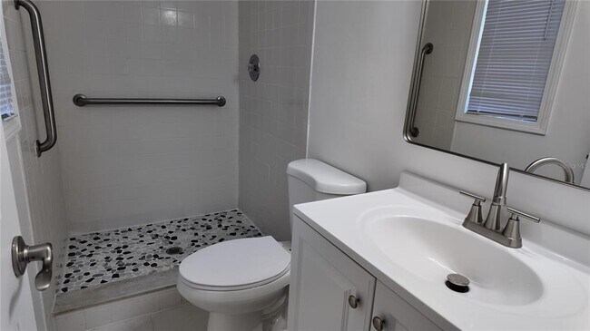 Building Photo - 5517 Maxine Dr