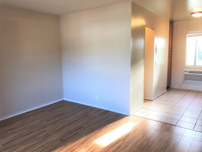 Building Photo - Adorable studio in desirable Burbank area!