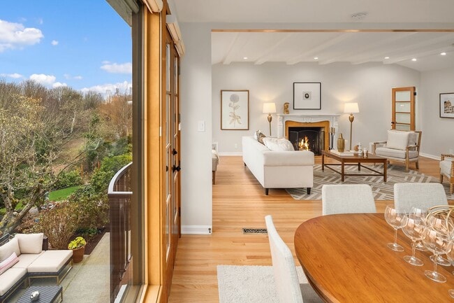Building Photo - Queen Anne Home