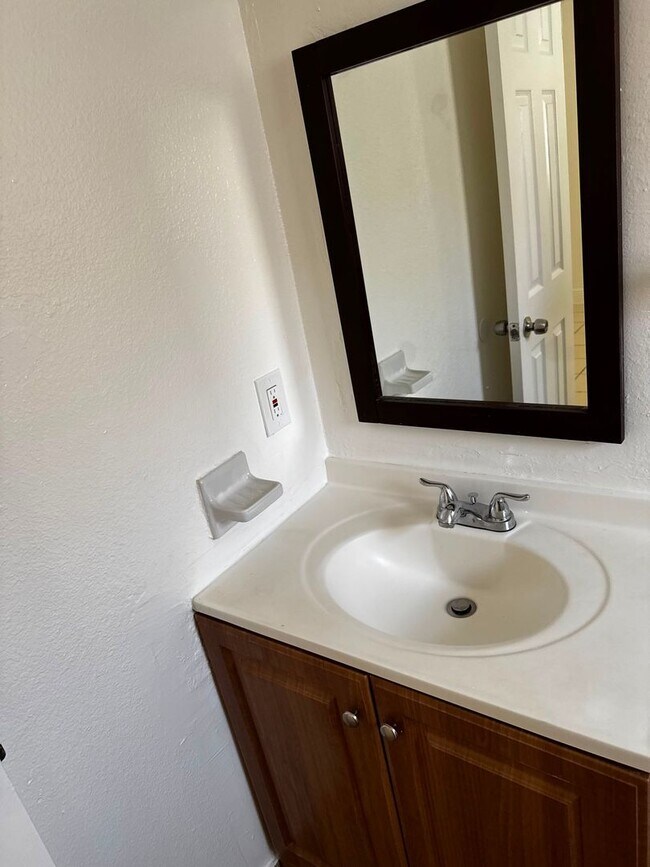 Building Photo - One bedroom apartment in Pompano Beach