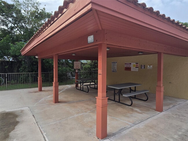 Building Photo - 733 SE 1st Way