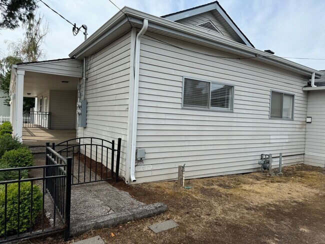 Building Photo - Updated 3 bedroom 2 bathroom duplex in his...