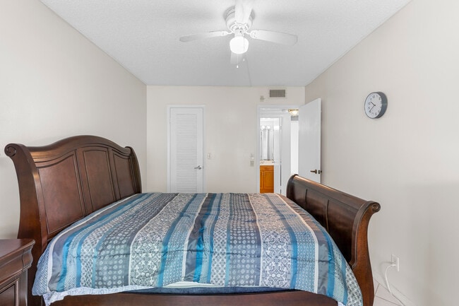 Building Photo - 3028 Harwood D
