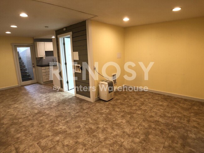 Building Photo - Available July 1st - 1 Bed/1 Bath Triplex in Prior Lake