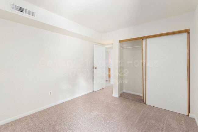 Building Photo - 5805 Royal Ridge Dr