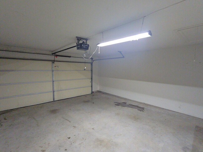 Building Photo - 2303 Golden Brandy Ln
